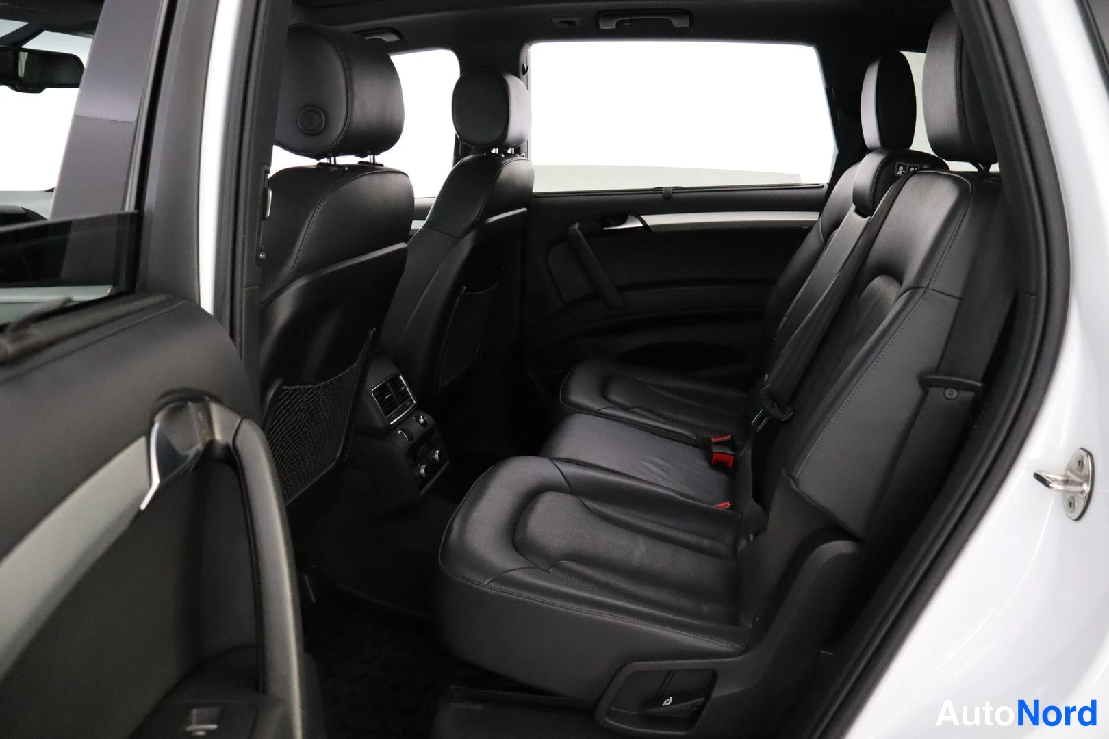 Valkoinen Audi Q7 2012, takaistuimet, kuva 14