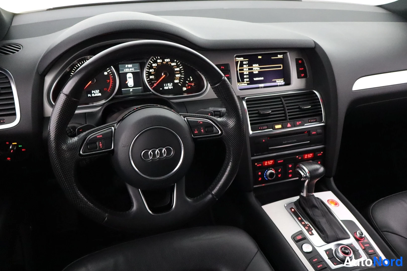 Valkoinen Audi Q7 2012, ohjaamo, kuva 11