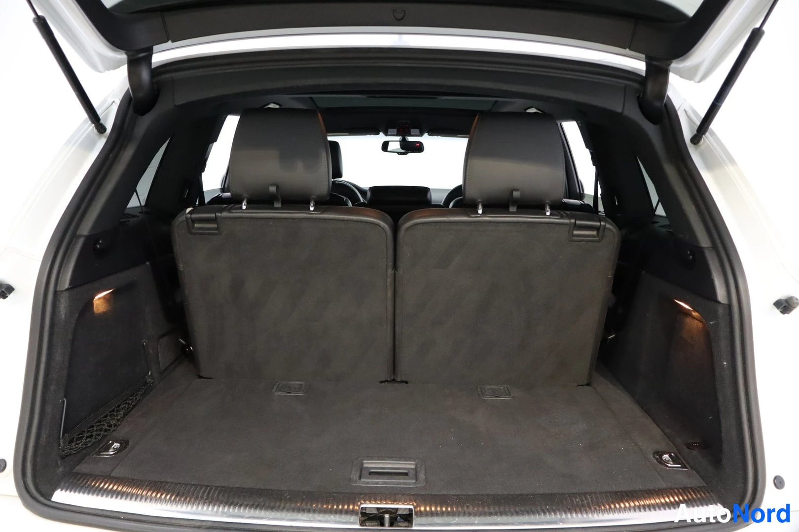 Valkoinen Audi Q7 2012, tavaratila, kuva 16