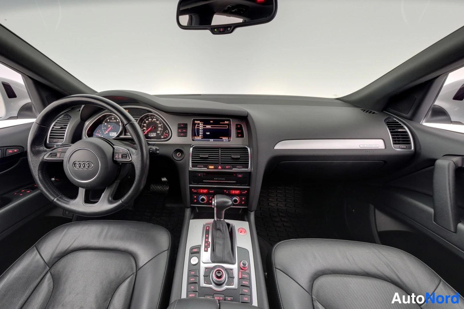 Valkoinen Audi Q7 2012, ohjaamo, kuva 7