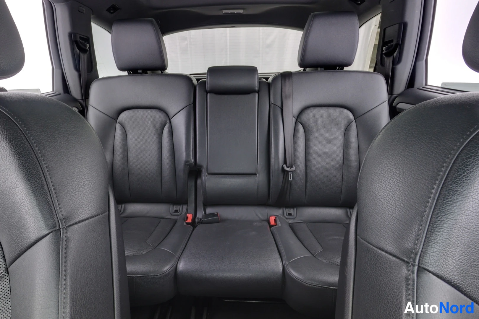Valkoinen Audi Q7 2012, takaistuimet, kuva 13