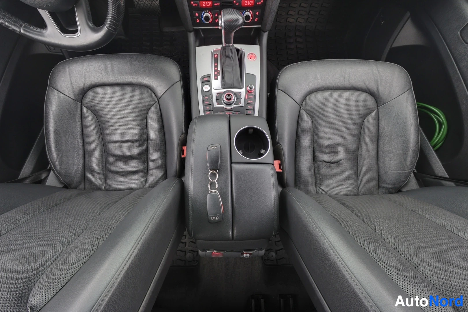 Valkoinen Audi Q7 2012, etuistuimet, kuva 12