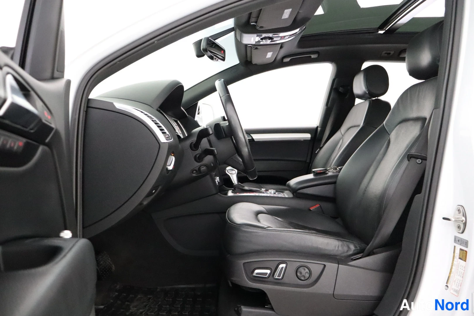 Valkoinen Audi Q7 2012, ohjaamo, kuva 8