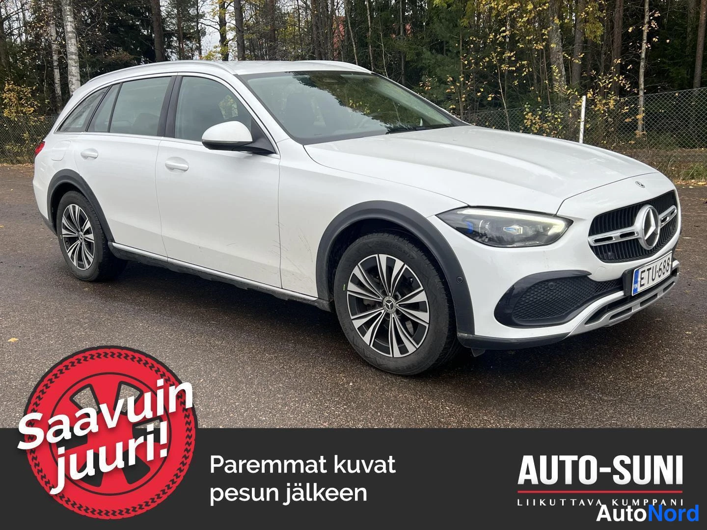 Vit Mercedes-Benz C 2022, snett framifrån, fronten åt höger, bild 2