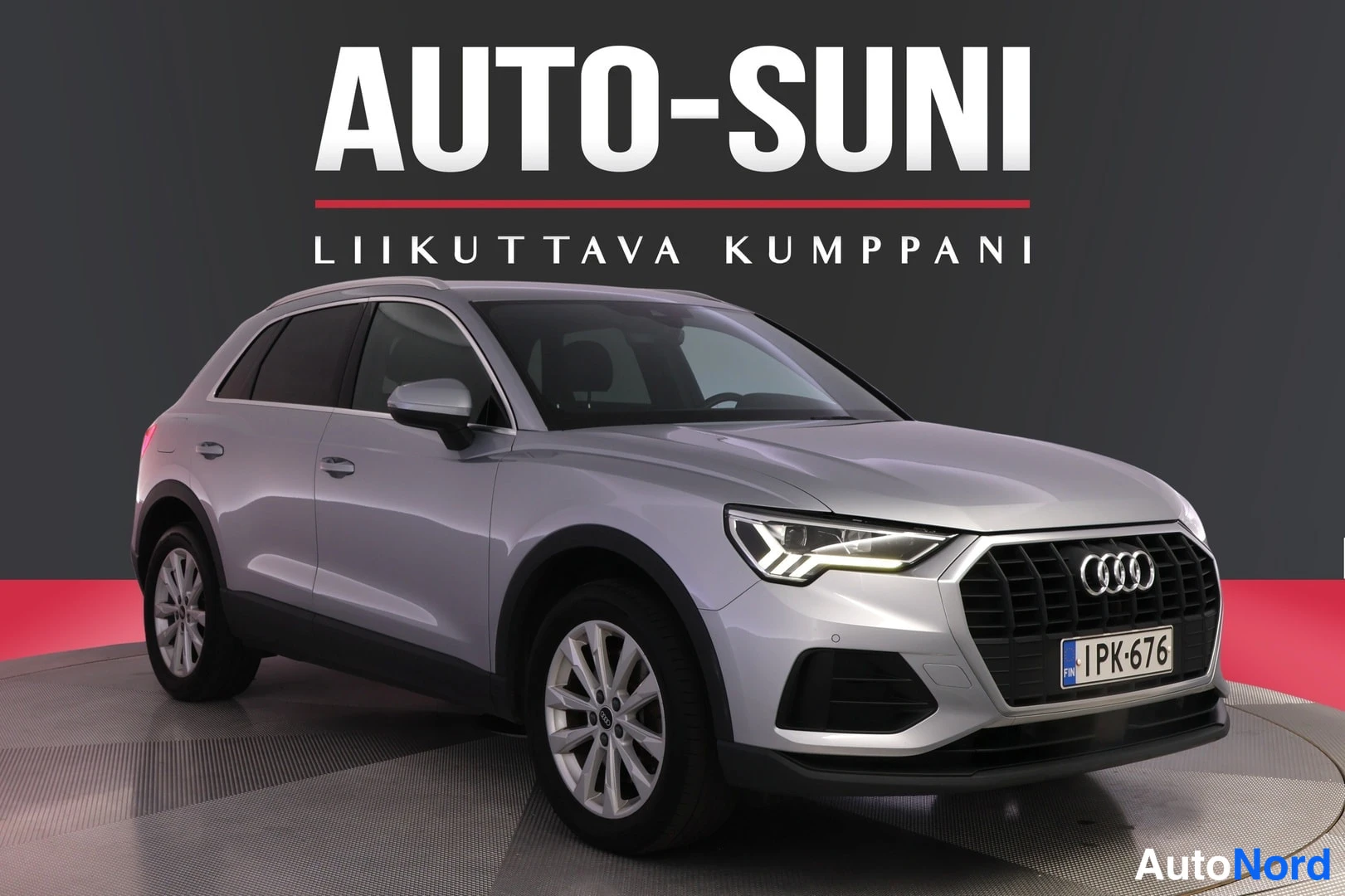 Silver Audi Q3 2022, snett framifrån, fronten åt höger, bild 3