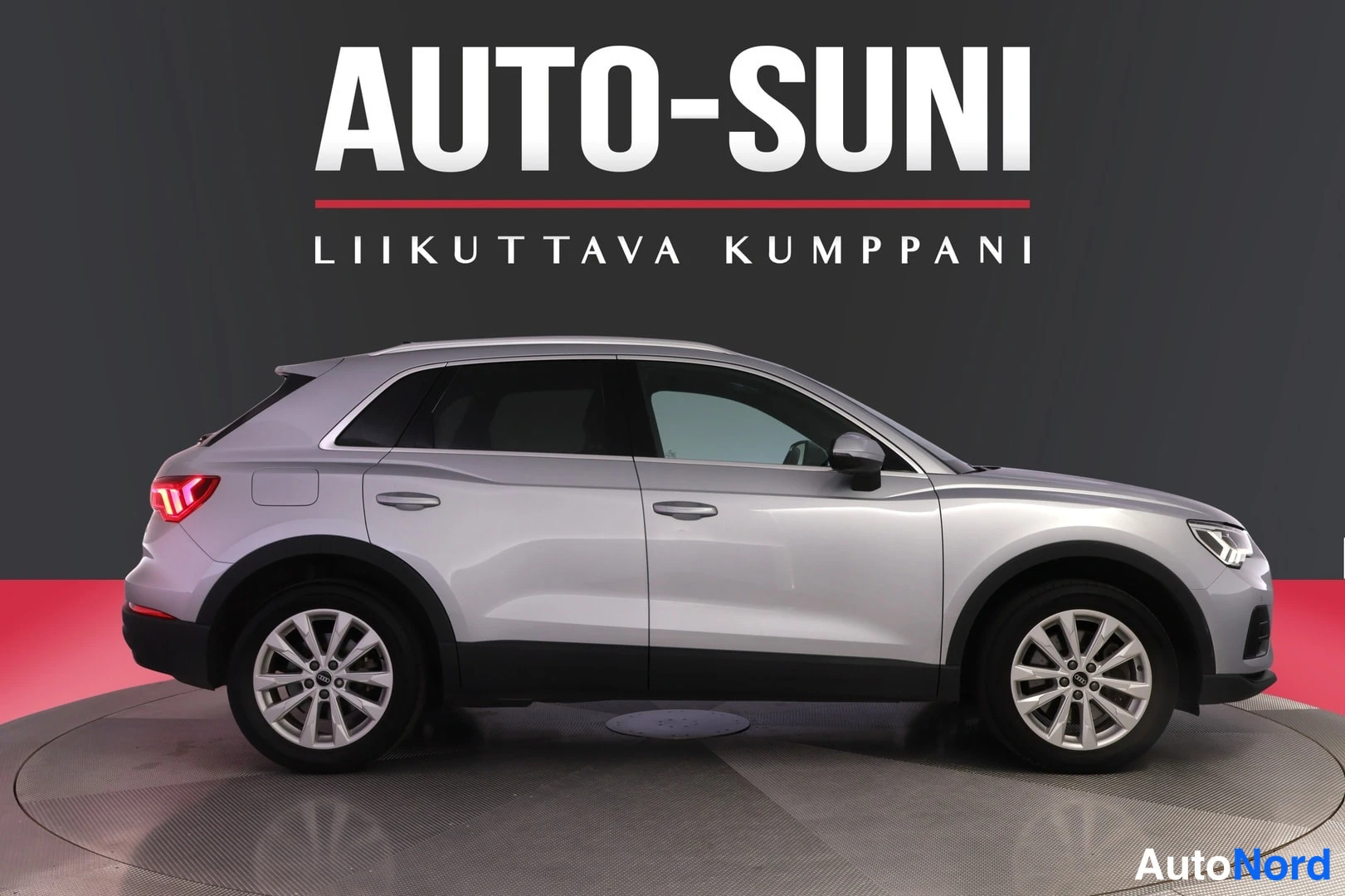Silver Audi Q3 2022, snett framifrån, fronten åt höger, bild 4