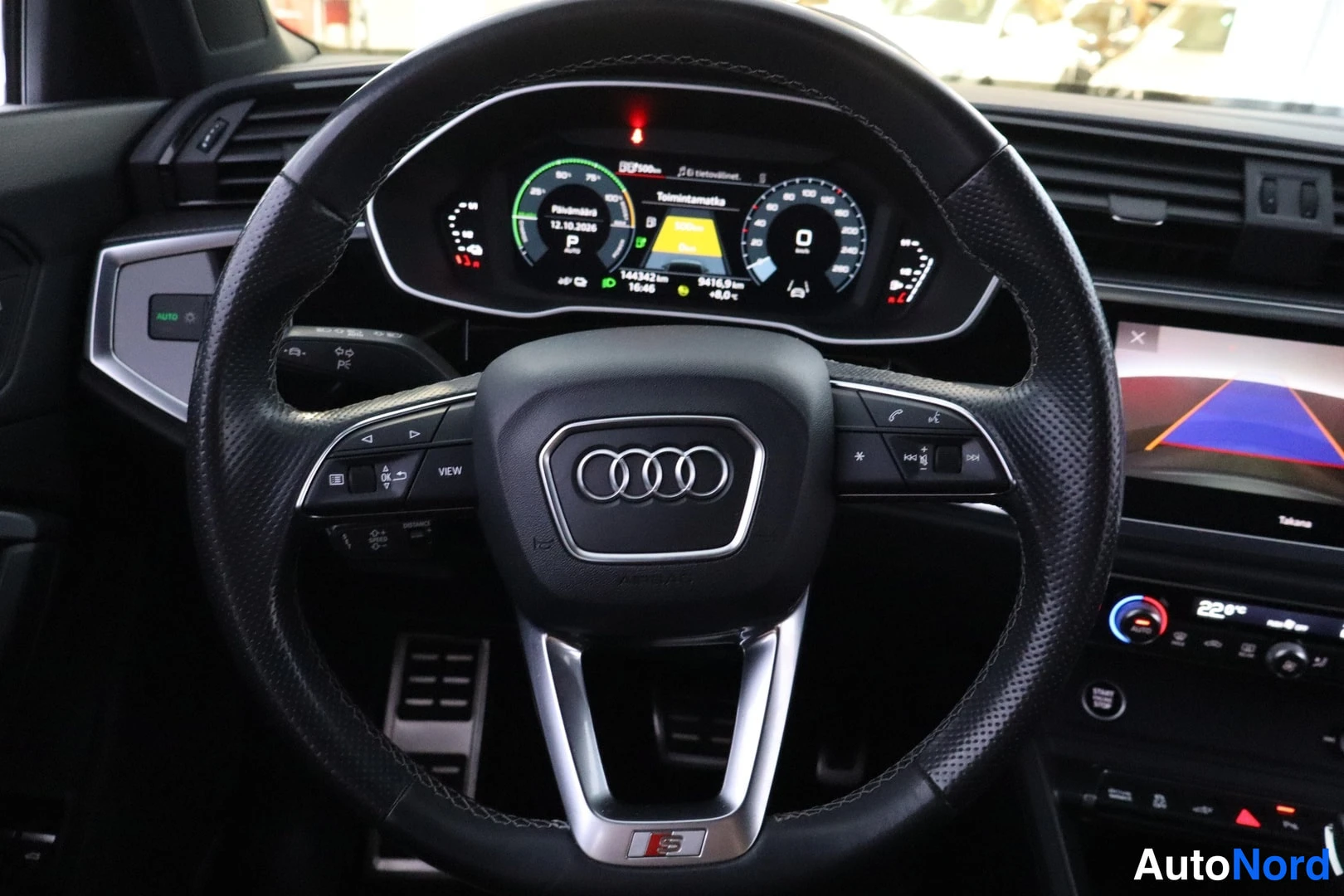 Silver Audi Q3 2022, förarplats, bild 8