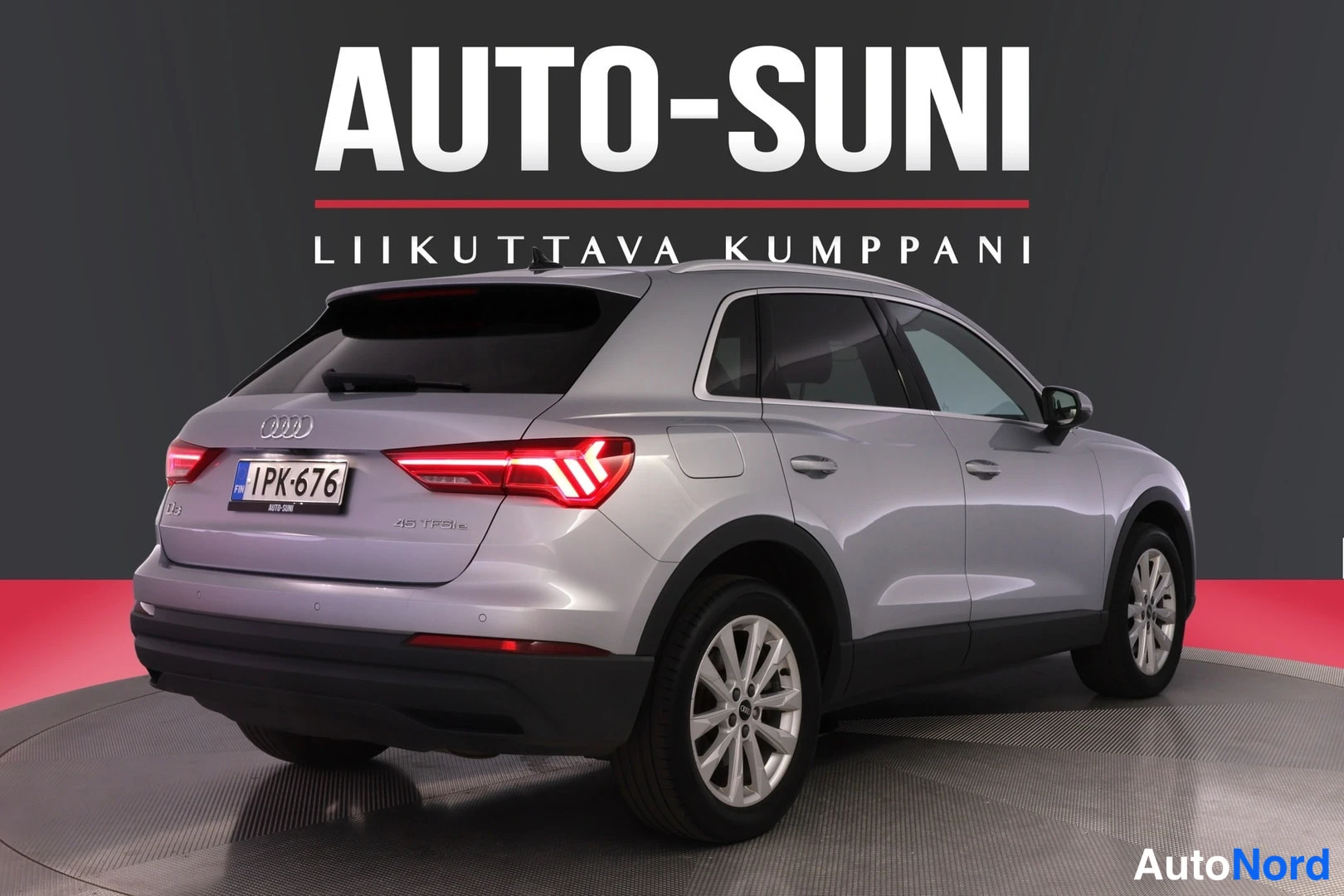 Silver Audi Q3 2022, snett bakifrån, bild 5