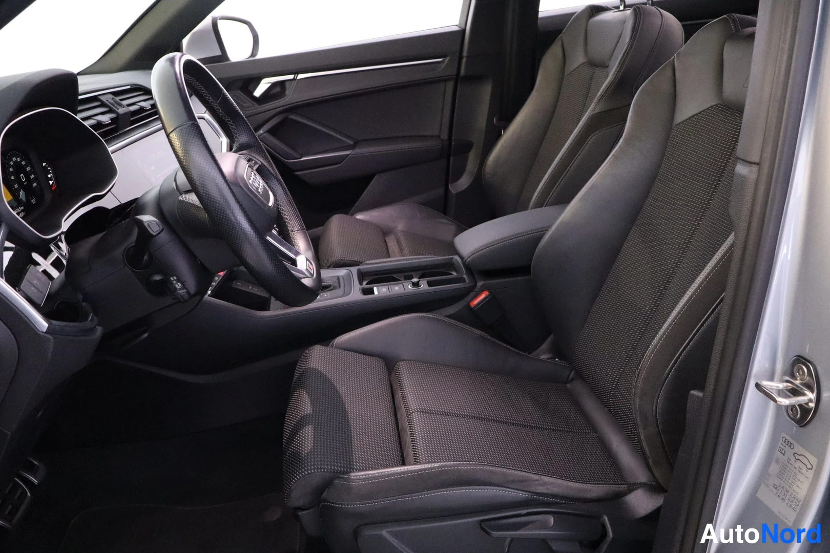Silver Audi Q3 2022, framsäten, bild 10