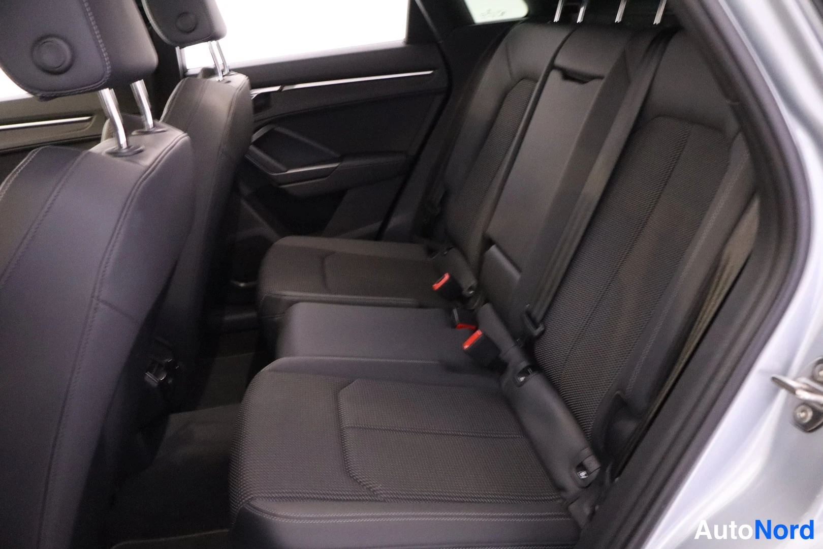 Silver Audi Q3 2022, baksäten, bild 12