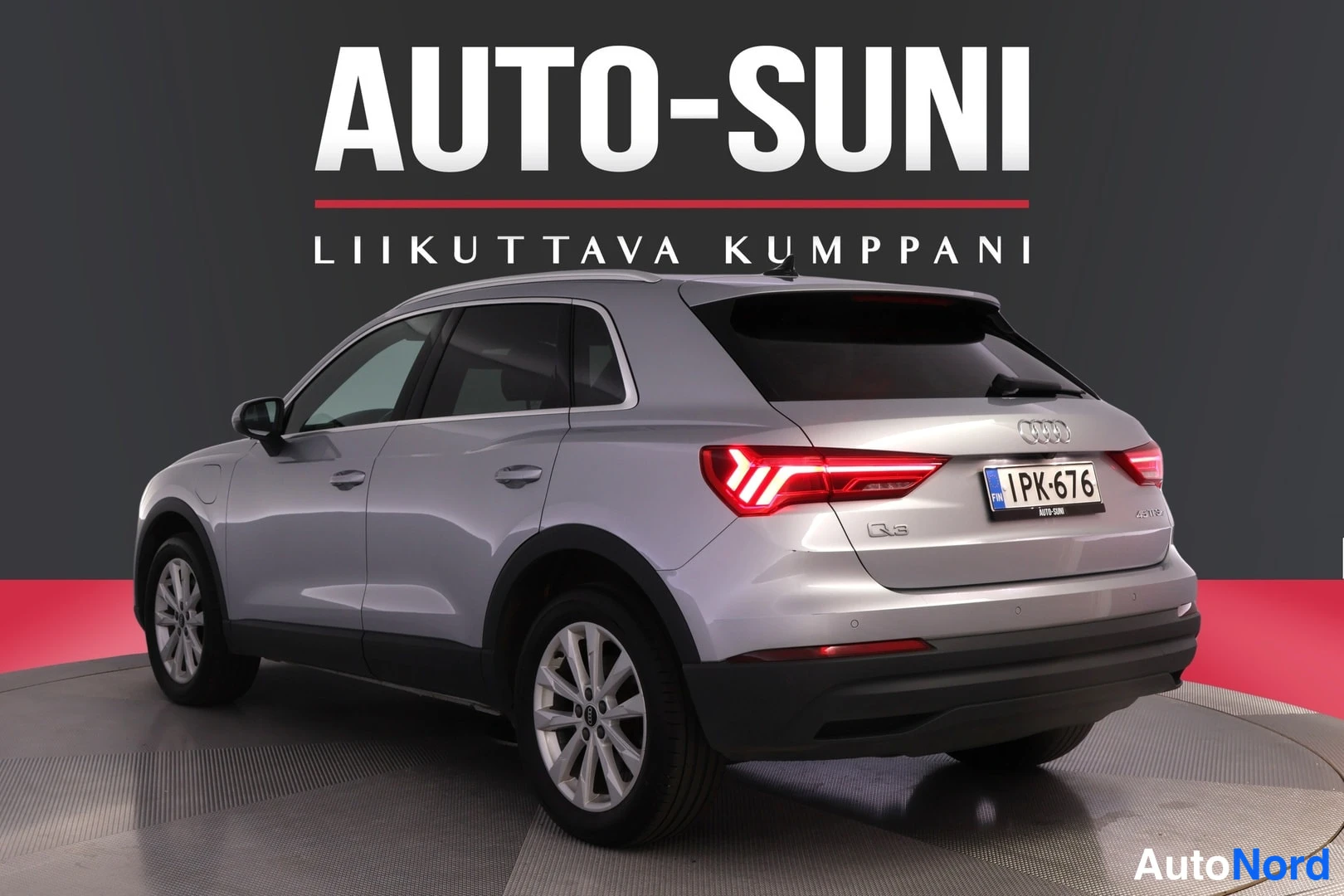 Silver Audi Q3 2022, snett bakifrån, bild 6