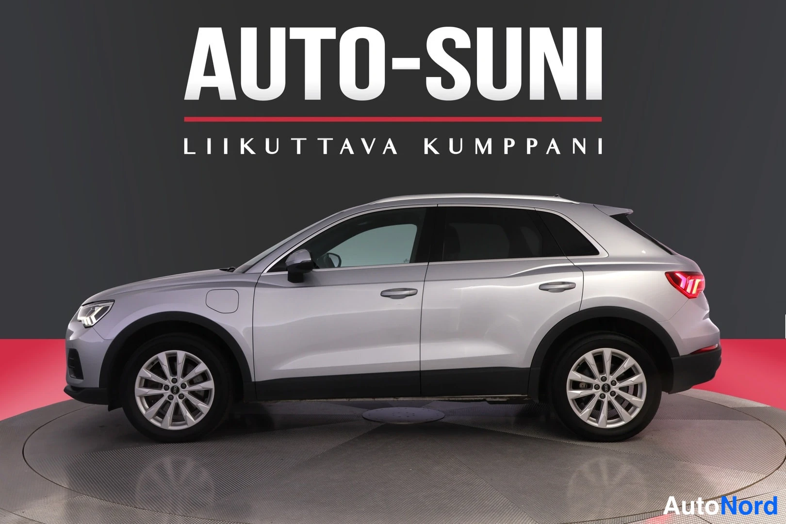 Silver Audi Q3 2022, snett framifrån, fronten åt vänster, bild 2