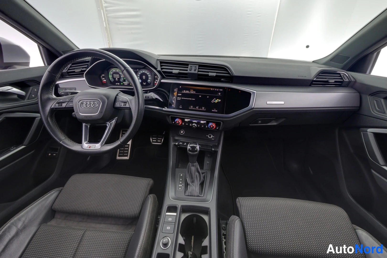 Silver Audi Q3 2022, förarplats, bild 7
