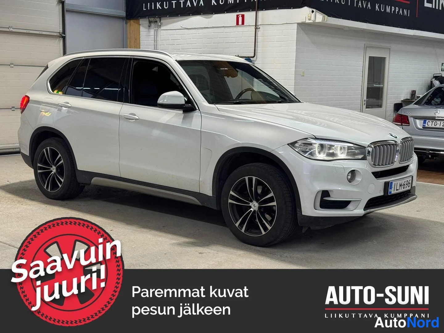 Vit BMW X5 2014, snett framifrån, fronten åt höger, bild 2