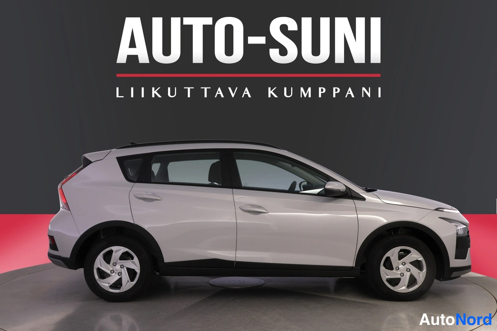 Grey Hyundai Bayon 2026, front three-quarter, nose to the right, photo 4
