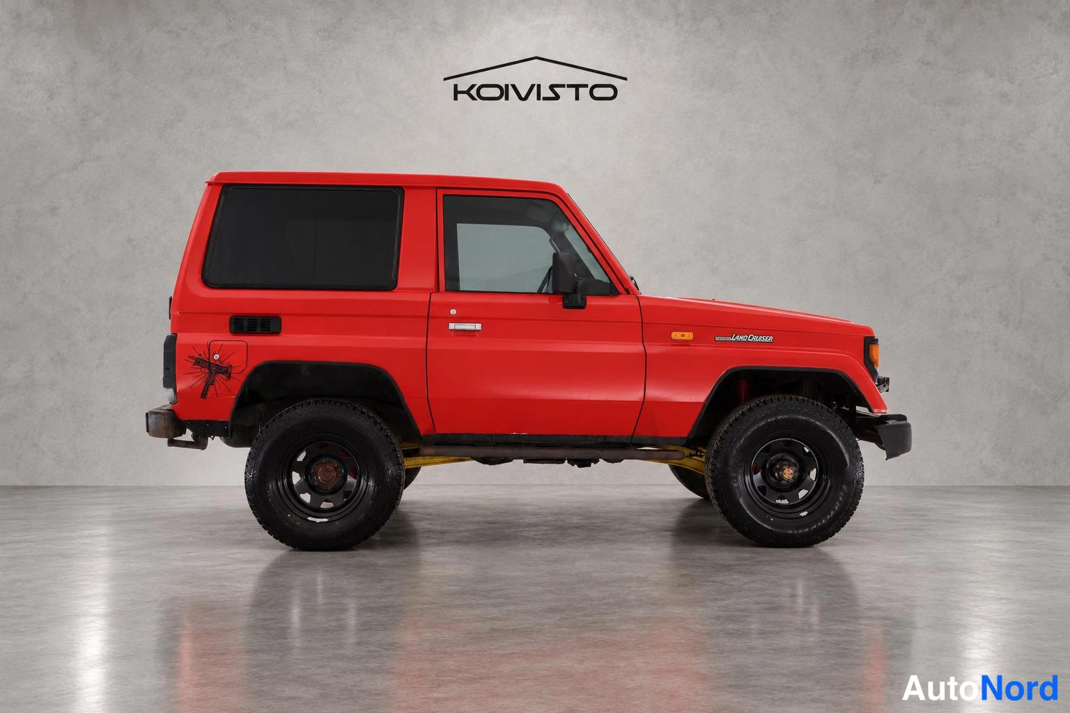 Punainen Toyota Land Cruiser 1988, sivulta, kuva 5