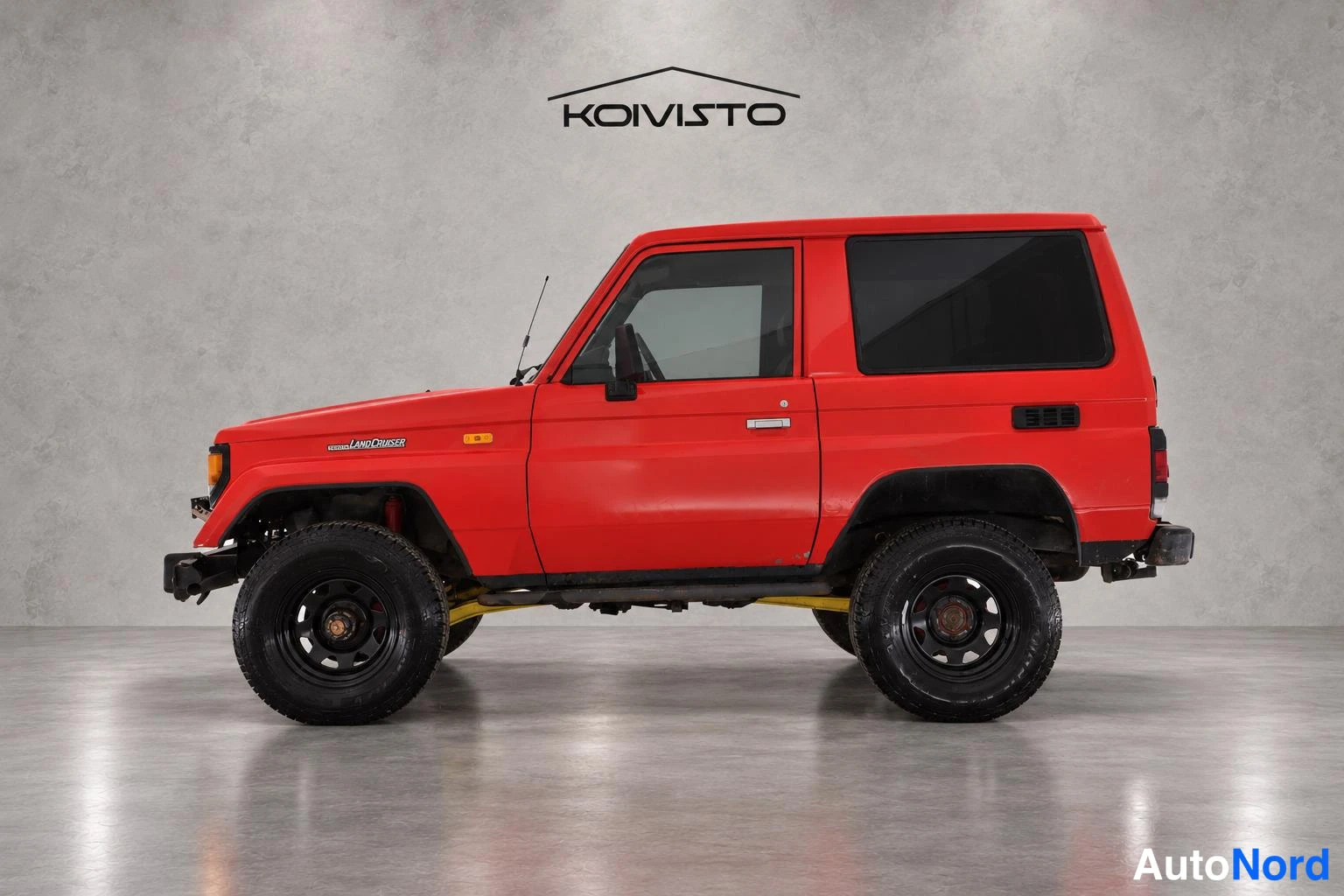 Punainen Toyota Land Cruiser 1988, etuviisto, keula vasemmalle, kuva 2