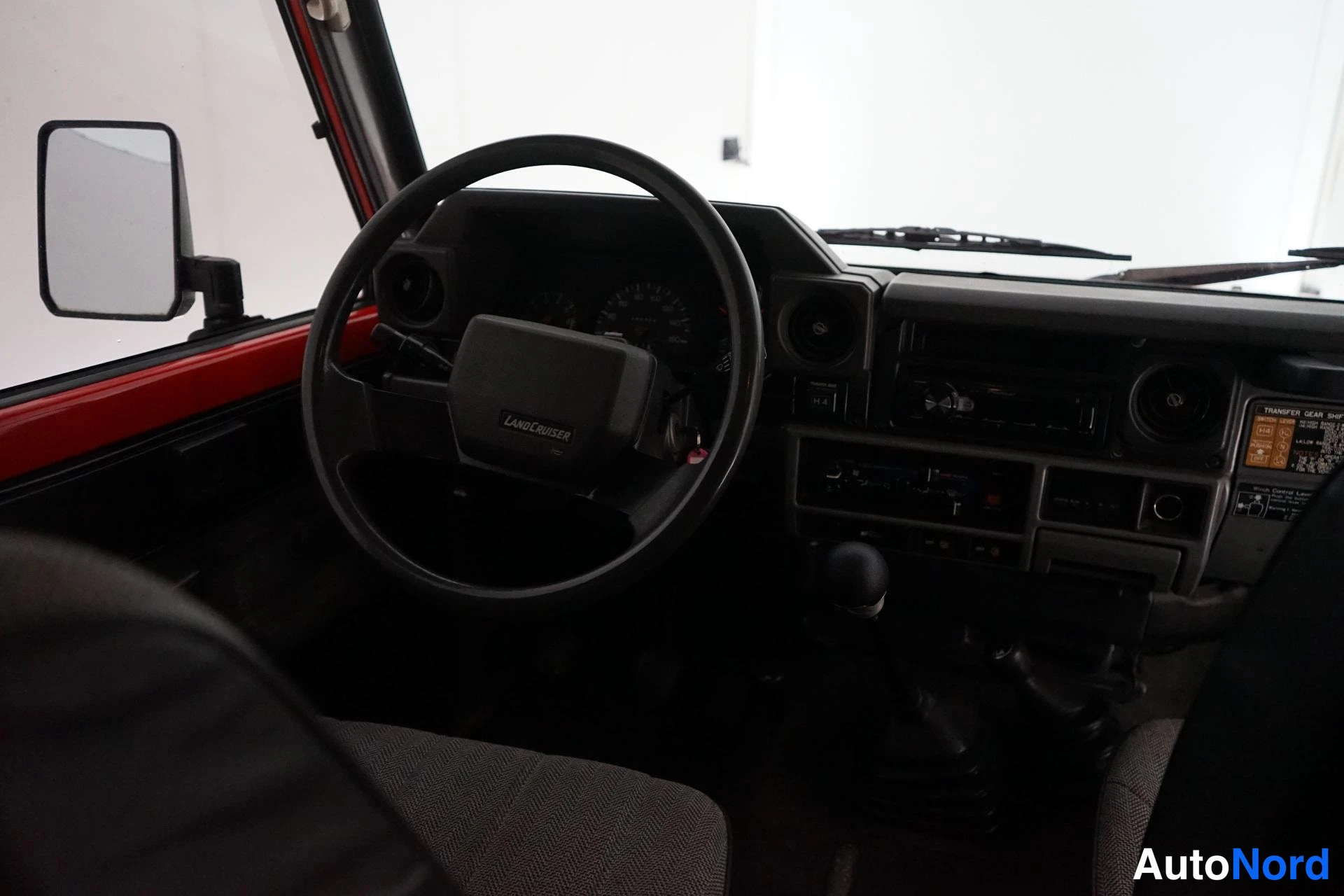 Punainen Toyota Land Cruiser 1988, ohjaamo, kuva 14