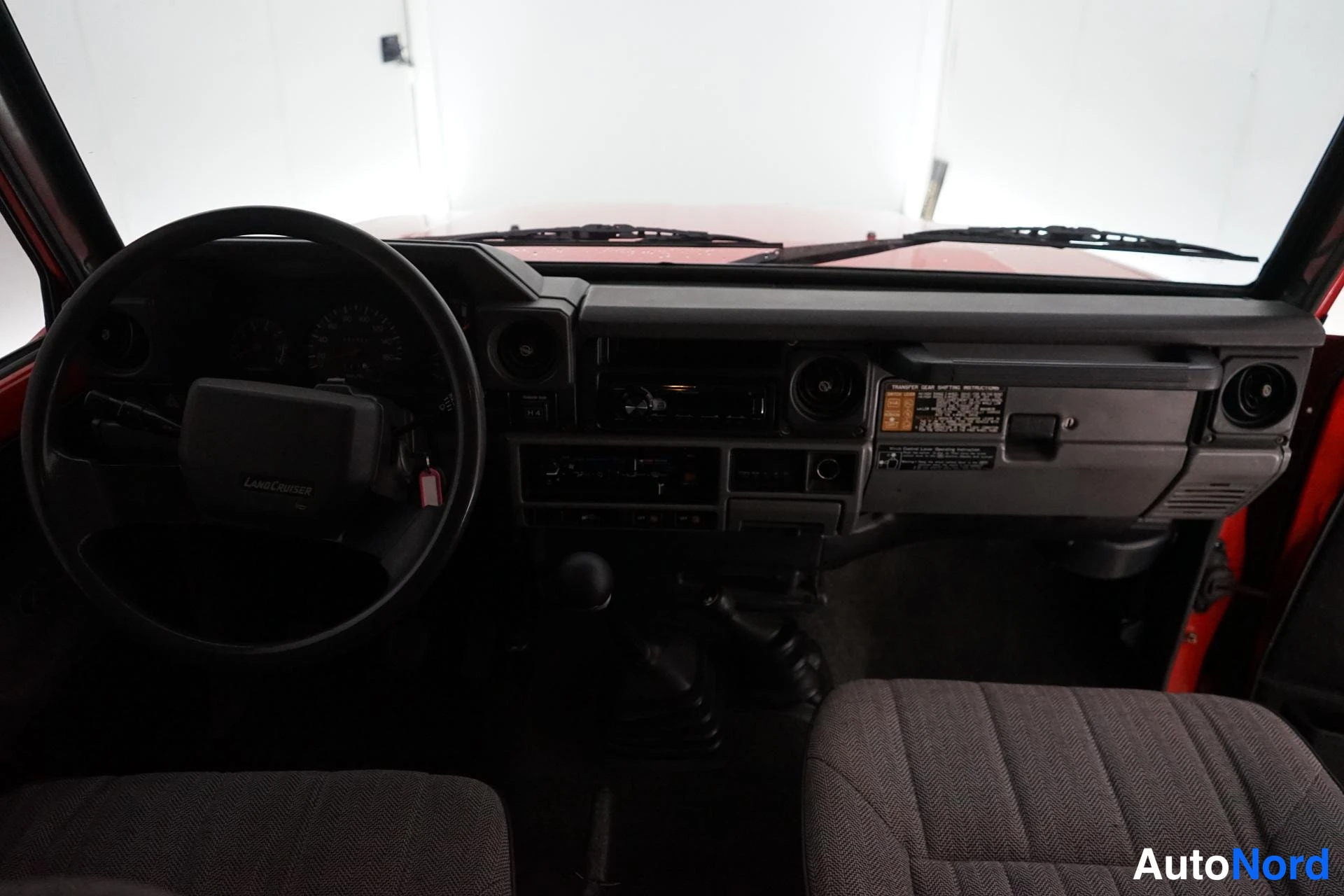 Punainen Toyota Land Cruiser 1988, ohjaamo, kuva 15