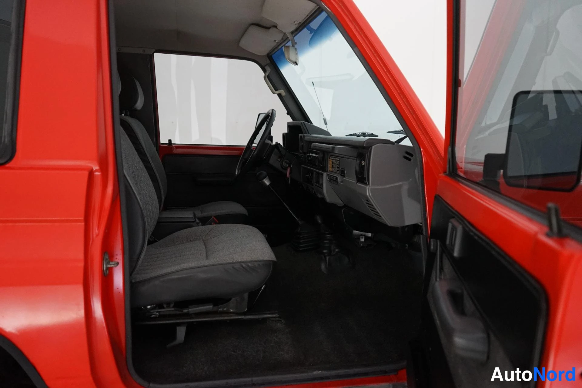 Punainen Toyota Land Cruiser 1988, ohjaamo, kuva 11