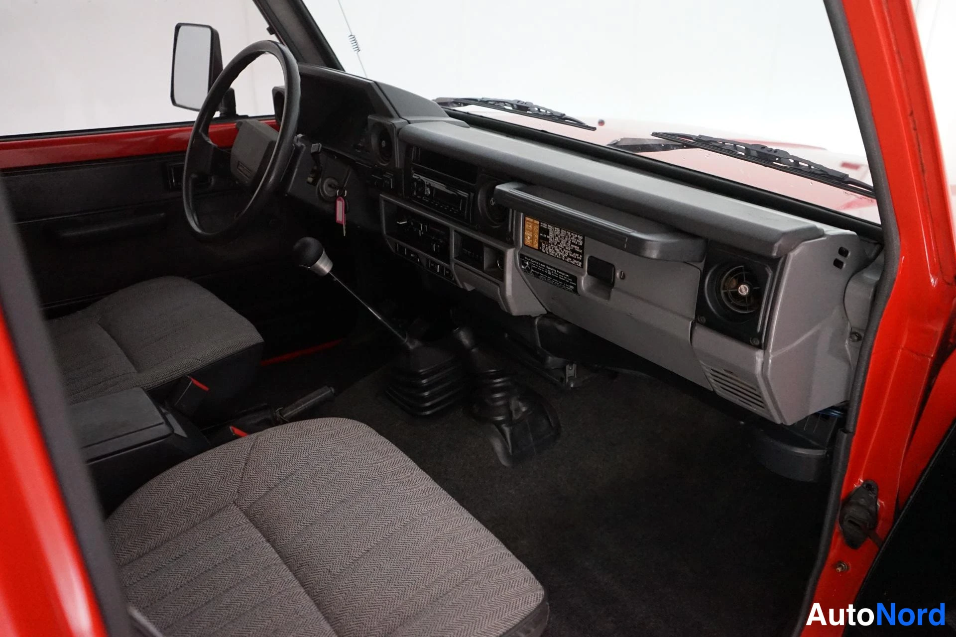 Punainen Toyota Land Cruiser 1988, ohjaamo, kuva 12