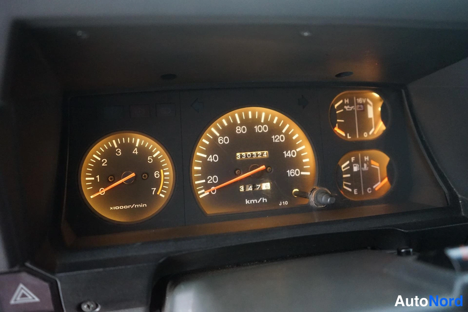 Punainen Toyota Land Cruiser 1988, yksityiskohta, kuva 20