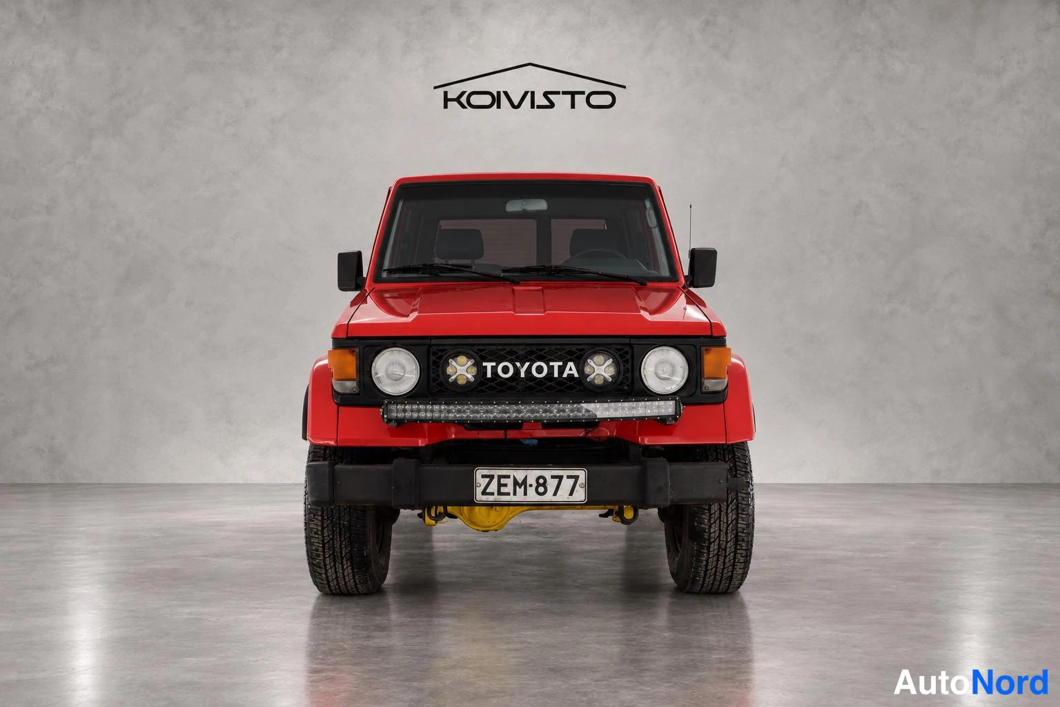 Punainen Toyota Land Cruiser 1988, edestä, kuva 4