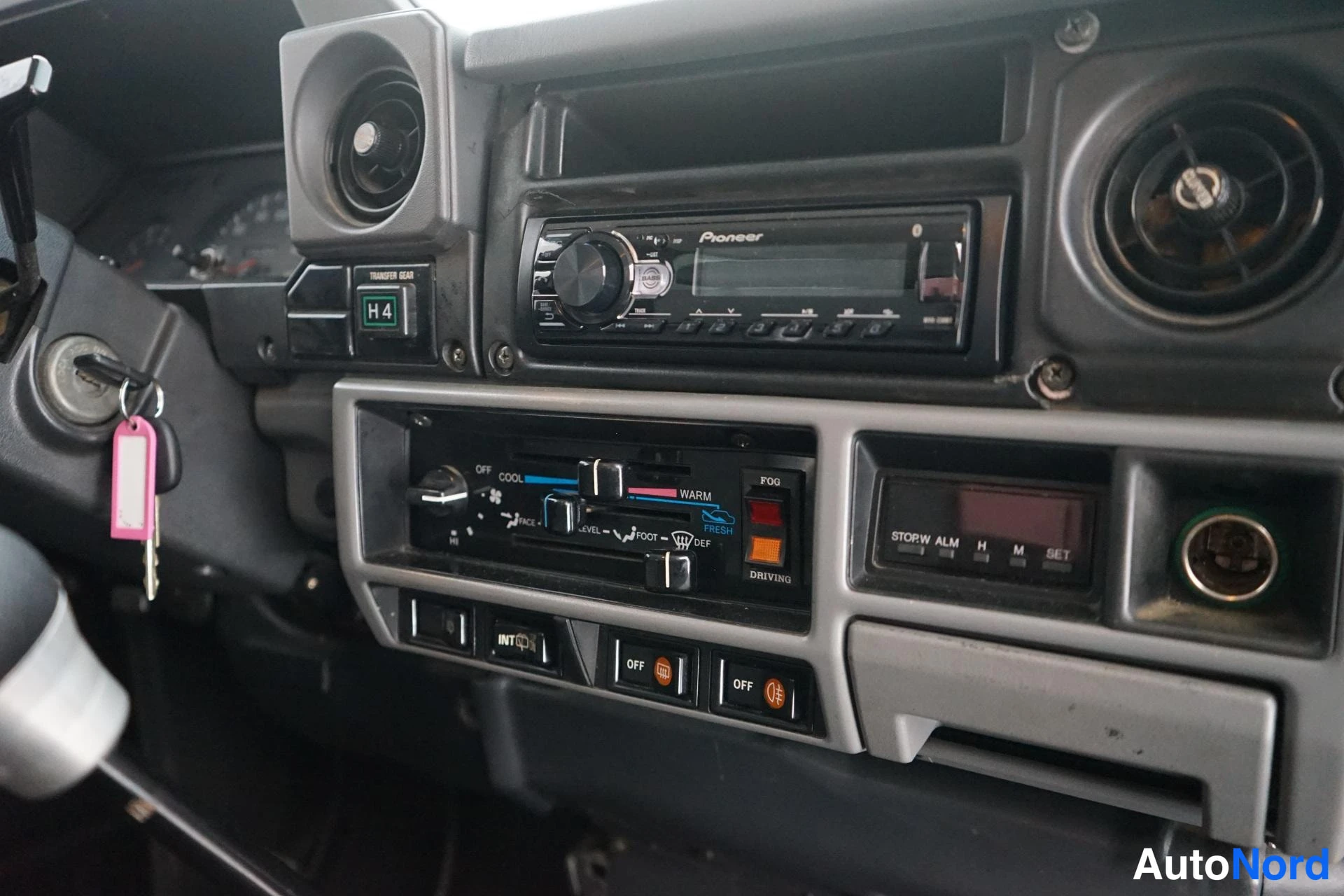 Punainen Toyota Land Cruiser 1988, ohjaamo, kuva 13