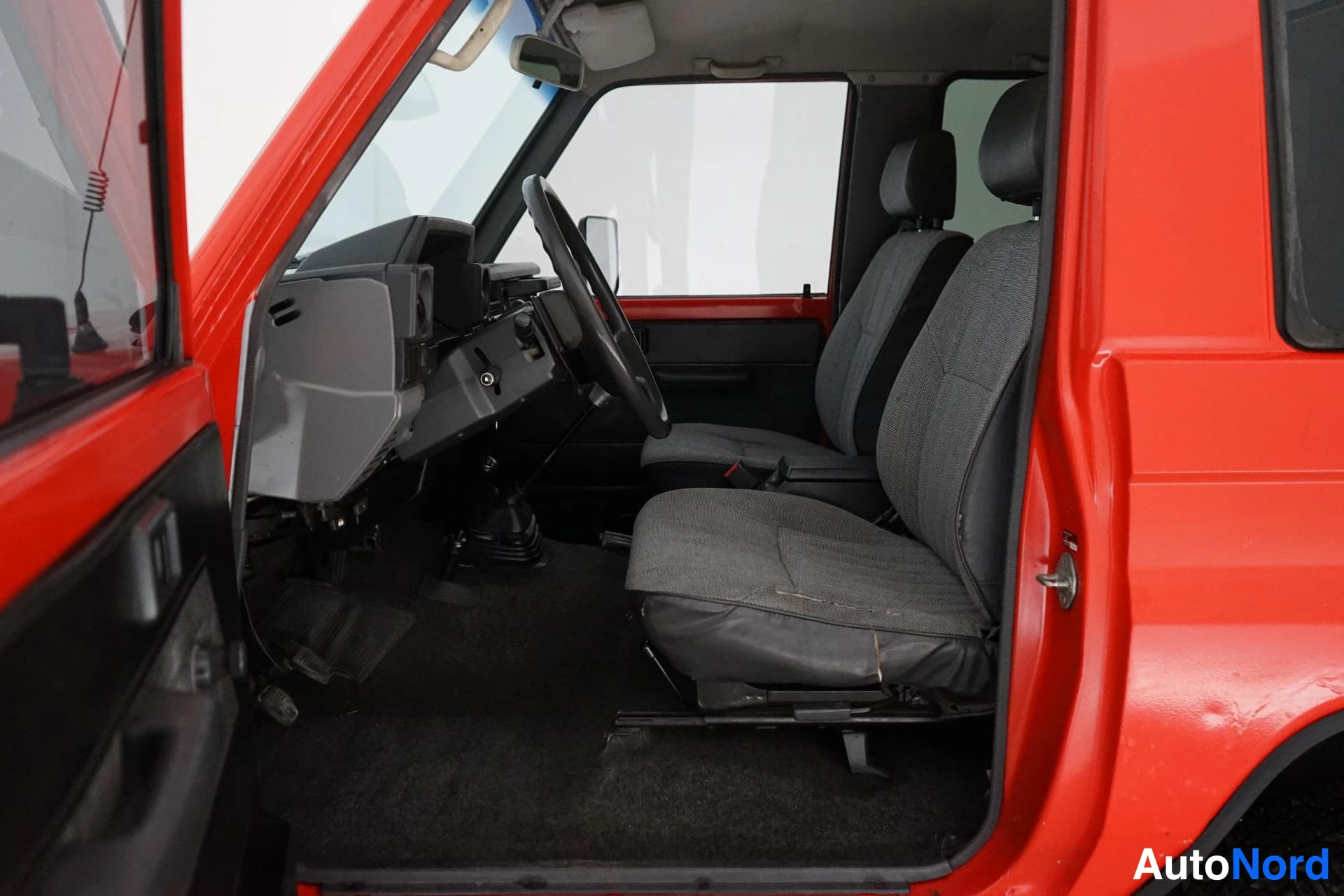 Punainen Toyota Land Cruiser 1988, ohjaamo, kuva 9
