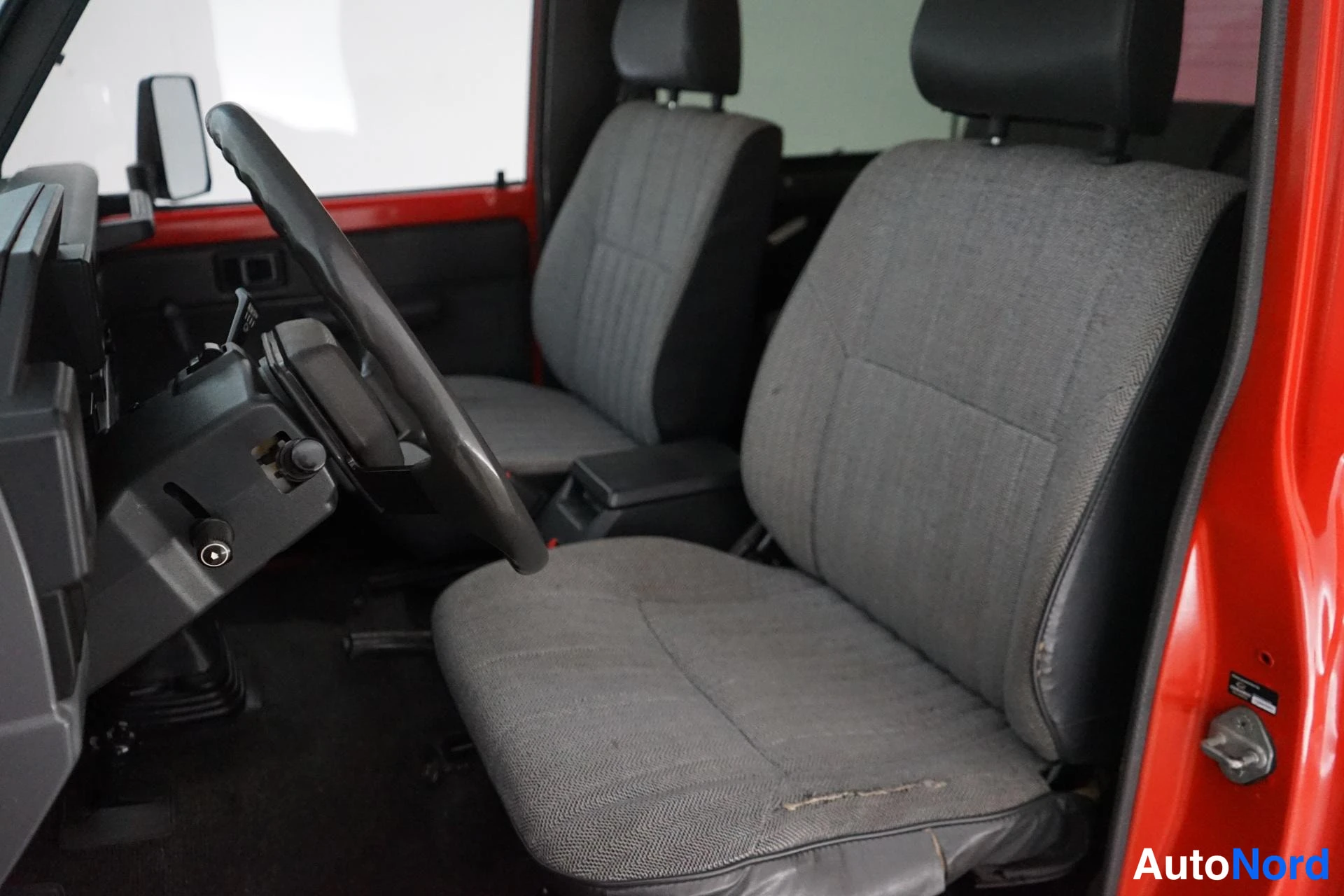Punainen Toyota Land Cruiser 1988, etuistuimet, kuva 16
