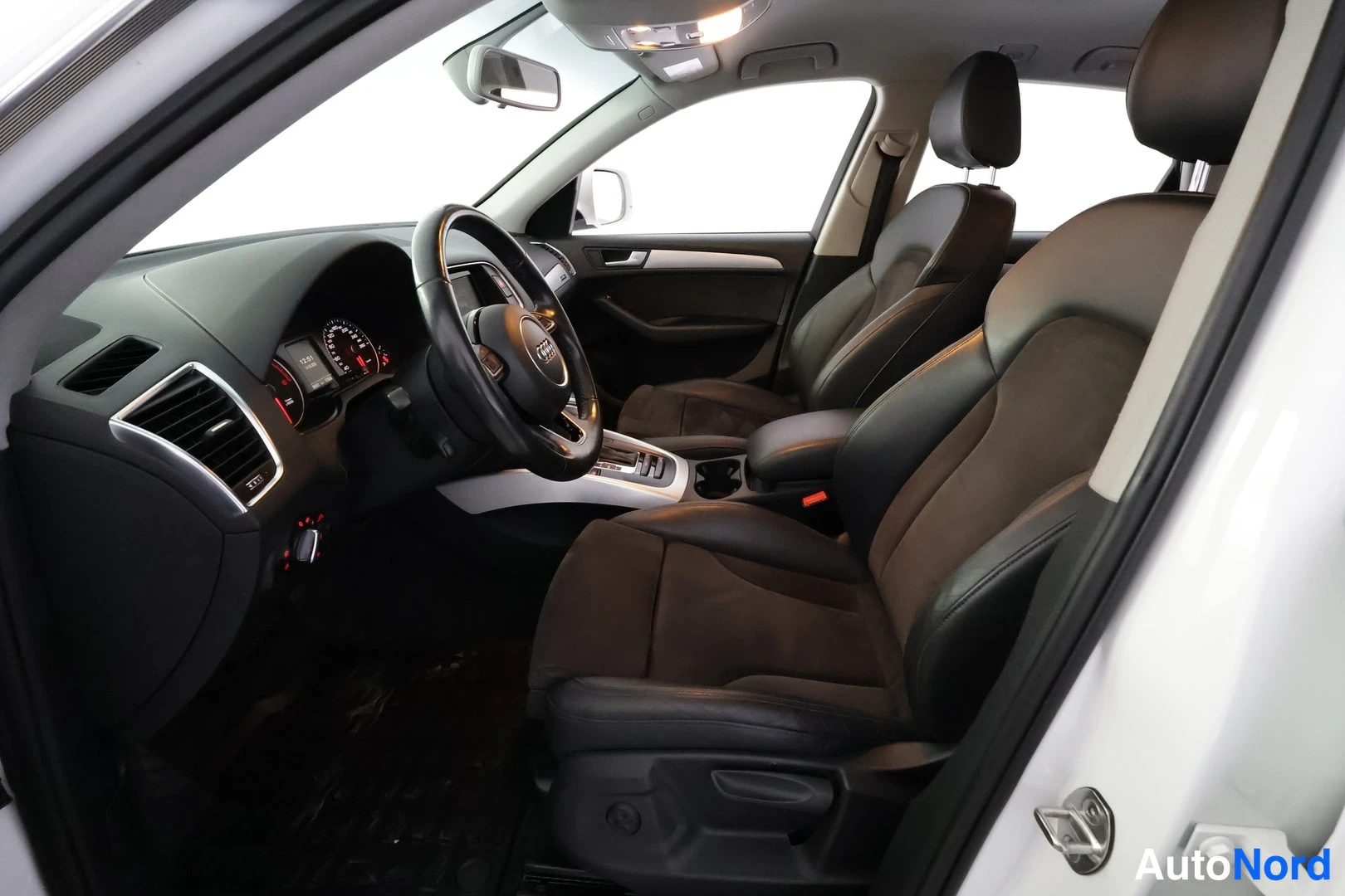 Valkoinen Audi Q5 2016, ohjaamo, kuva 10
