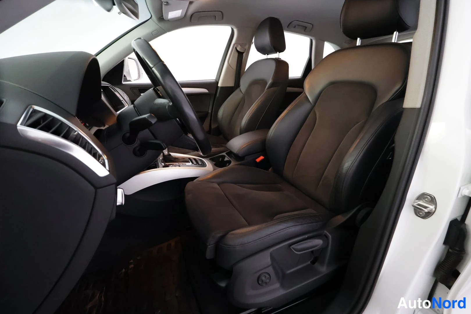 Valkoinen Audi Q5 2016, ohjaamo, kuva 11
