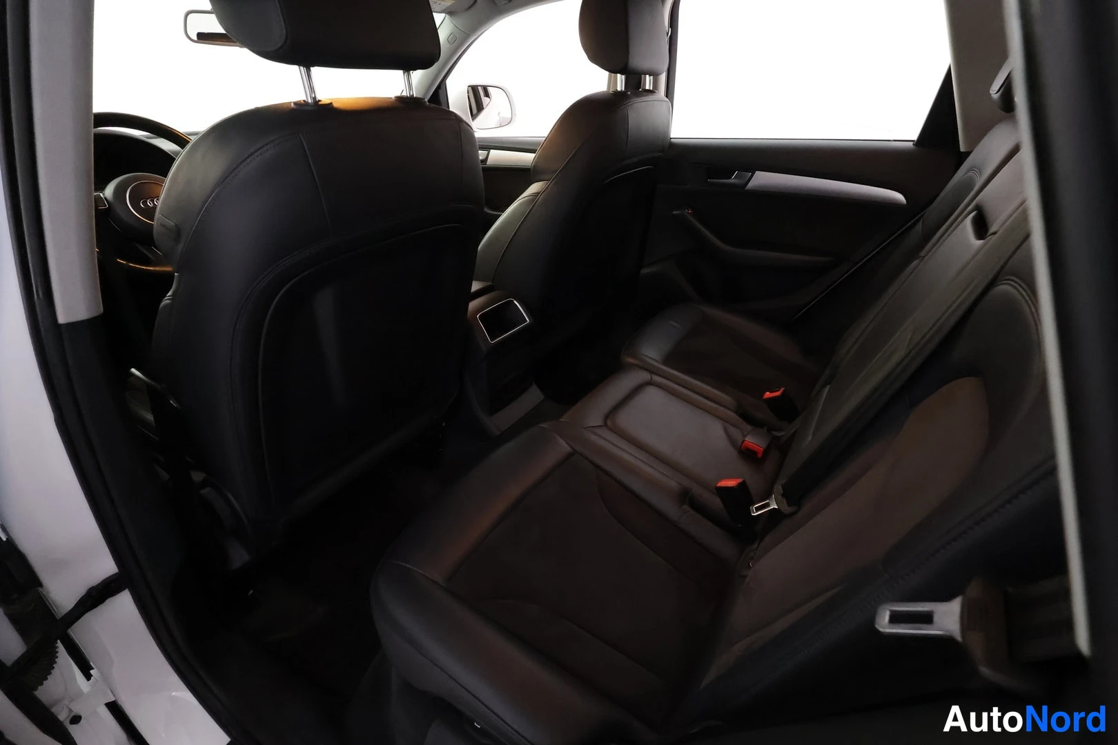 Valkoinen Audi Q5 2016, takaistuimet, kuva 19