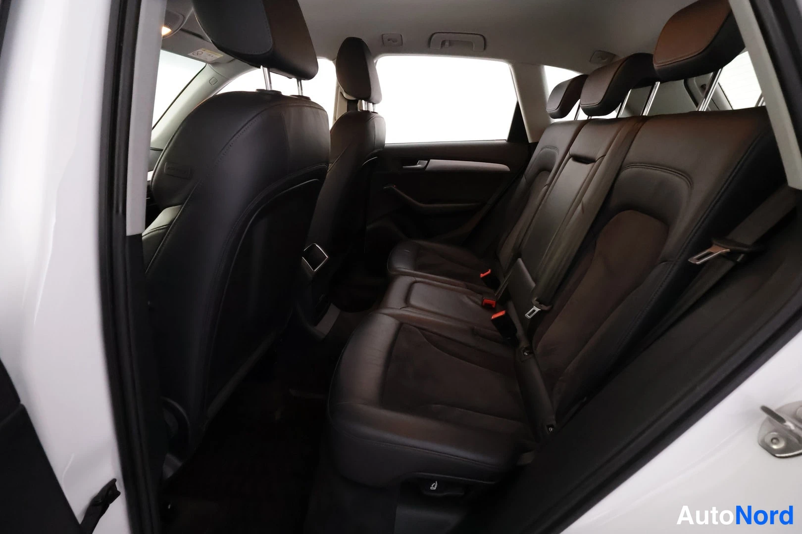 Valkoinen Audi Q5 2016, takaistuimet, kuva 20