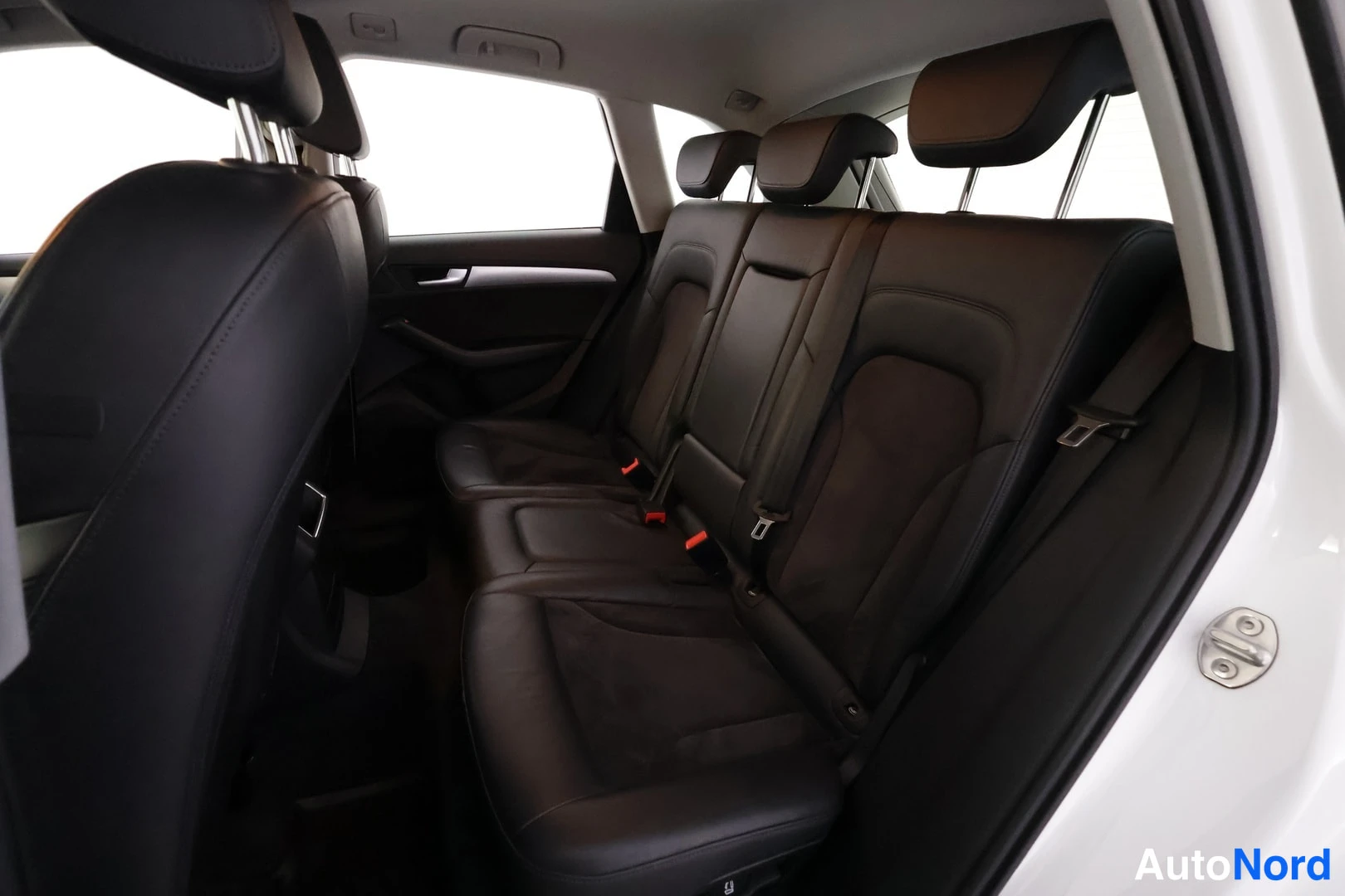 Valkoinen Audi Q5 2016, takaistuimet, kuva 21