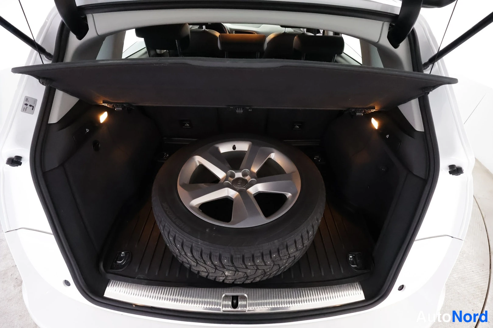 Valkoinen Audi Q5 2016, tavaratila, kuva 25