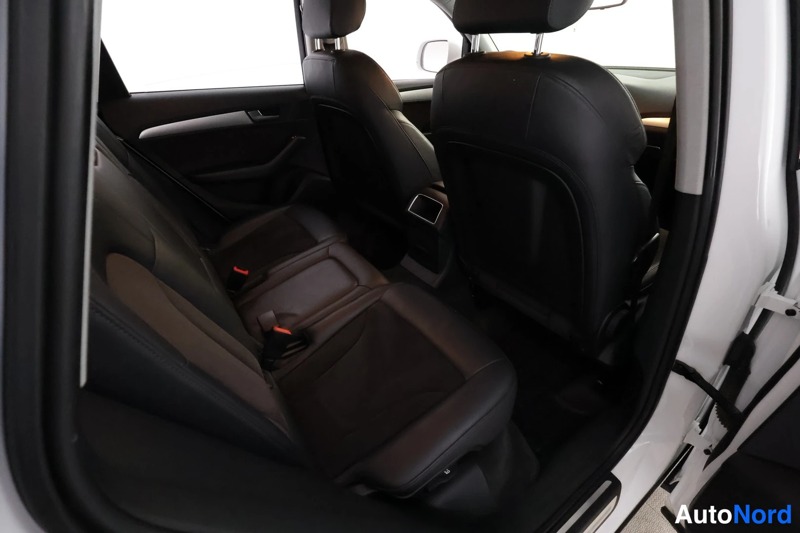 Valkoinen Audi Q5 2016, takaistuimet, kuva 22