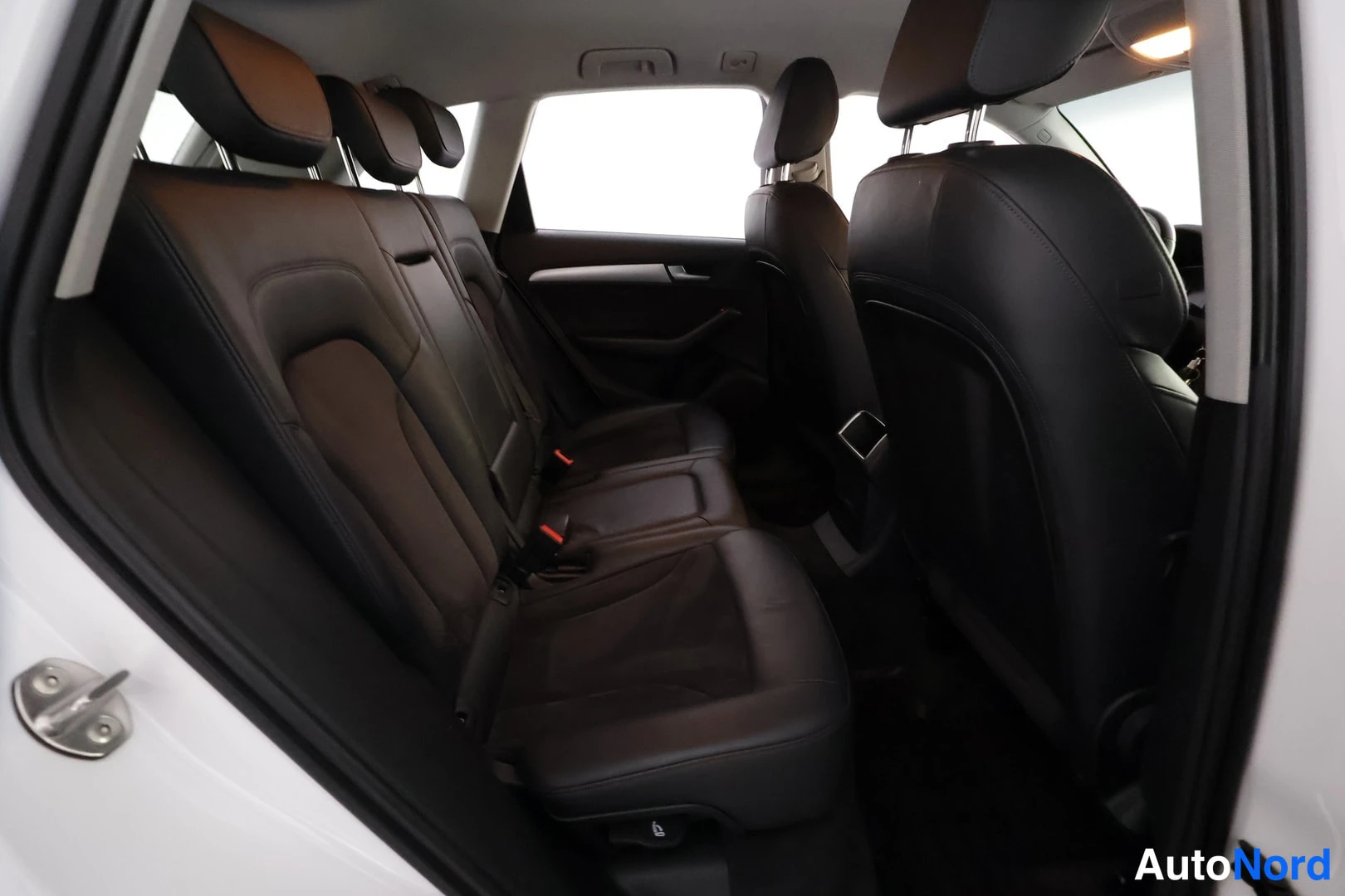 Valkoinen Audi Q5 2016, takaistuimet, kuva 23