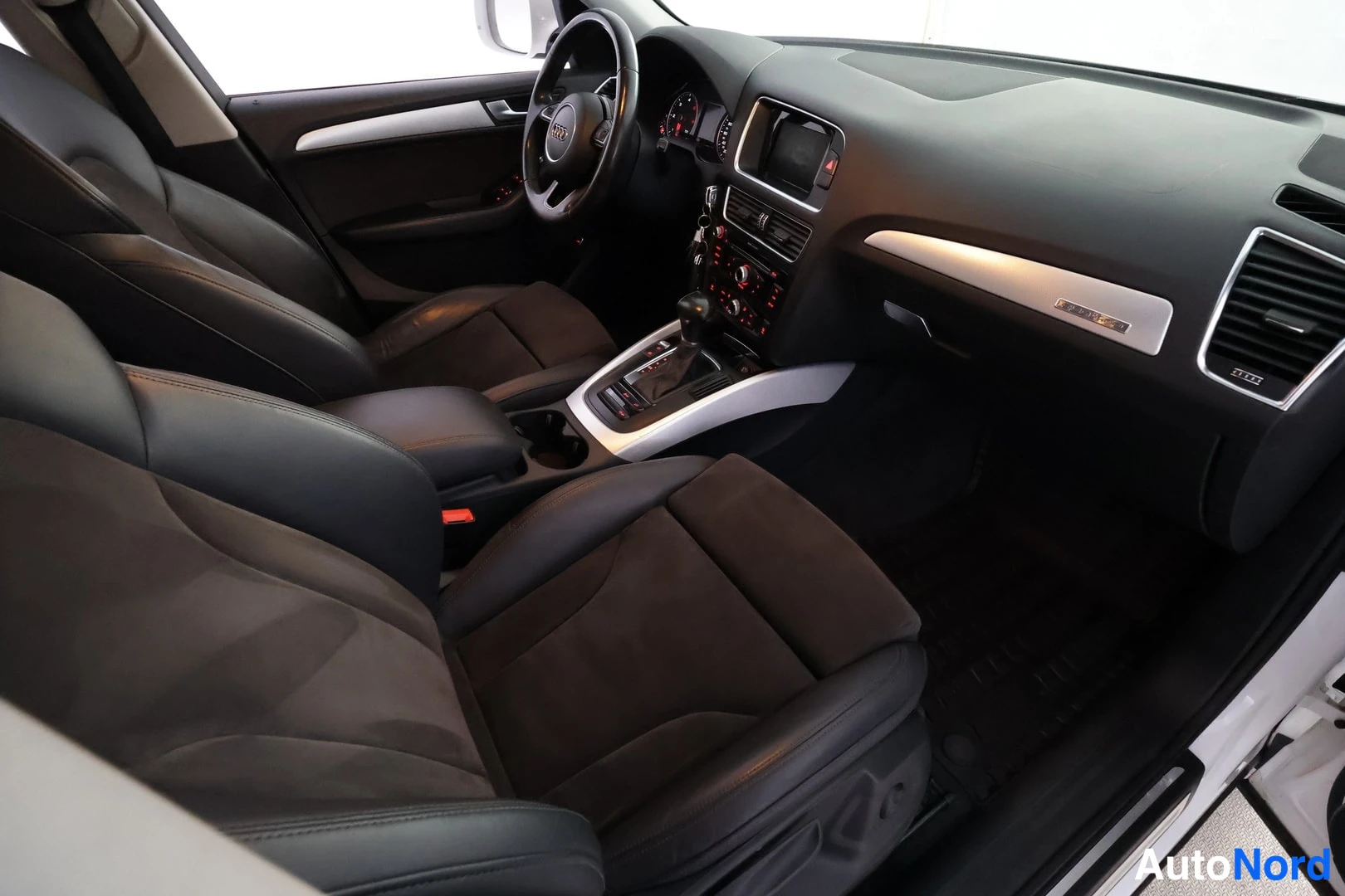 Valkoinen Audi Q5 2016, ohjaamo, kuva 13