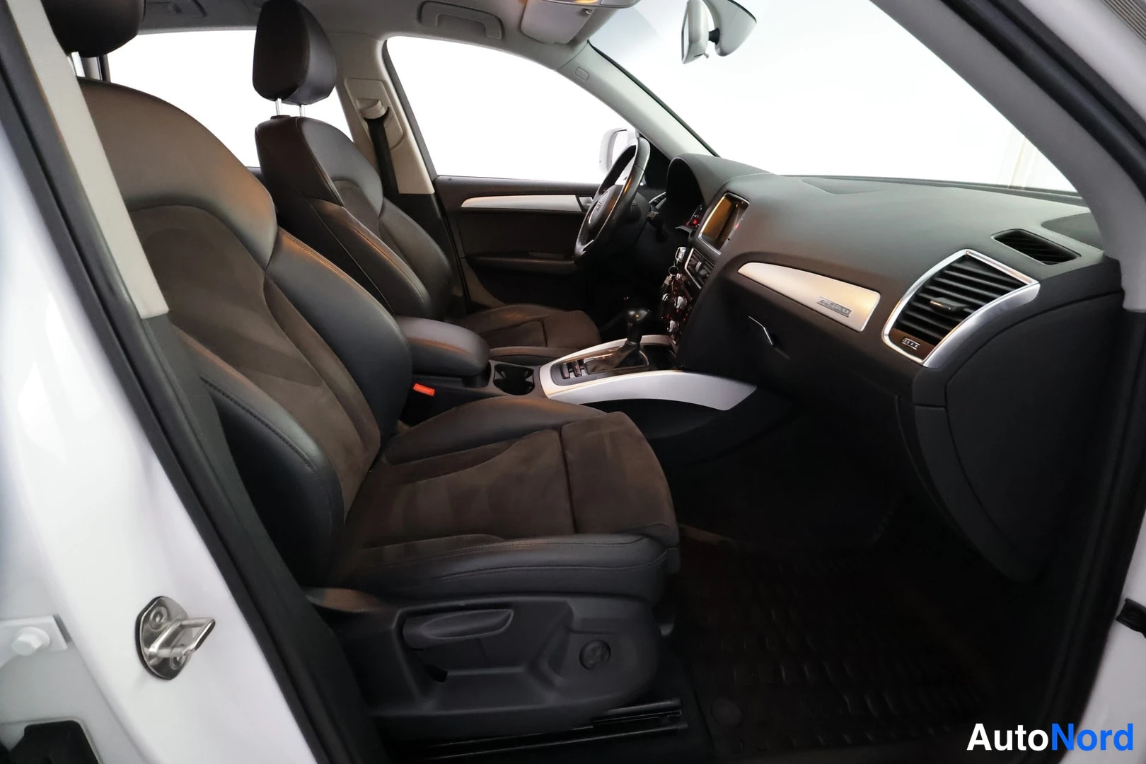 Valkoinen Audi Q5 2016, etuistuimet, kuva 17
