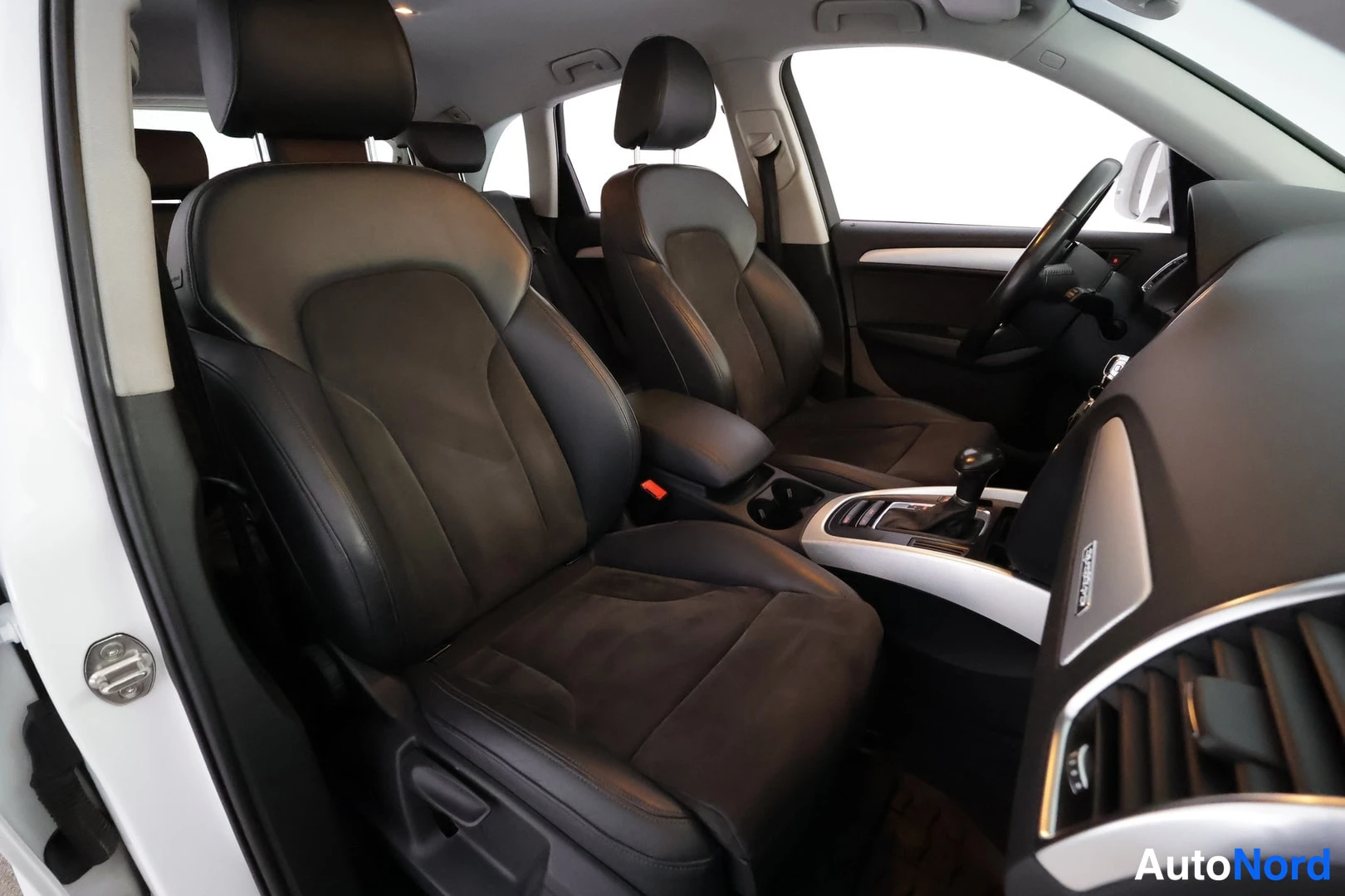 Valkoinen Audi Q5 2016, etuistuimet, kuva 18