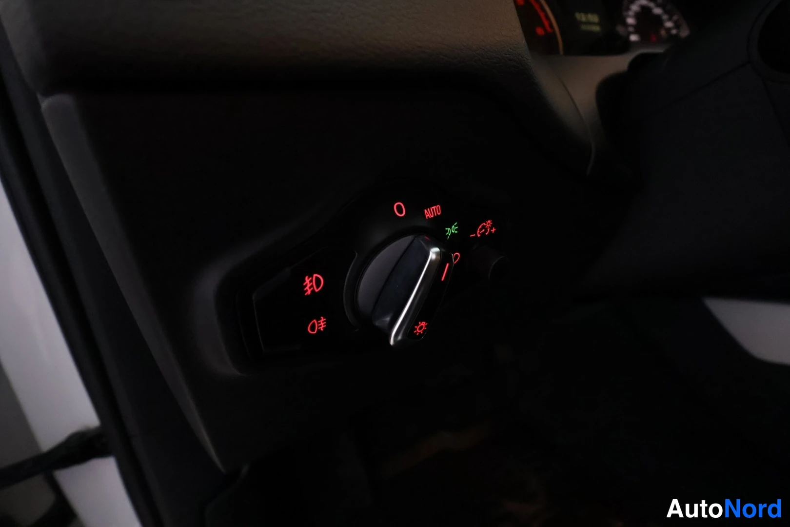 Valkoinen Audi Q5 2016, yksityiskohta, kuva 32