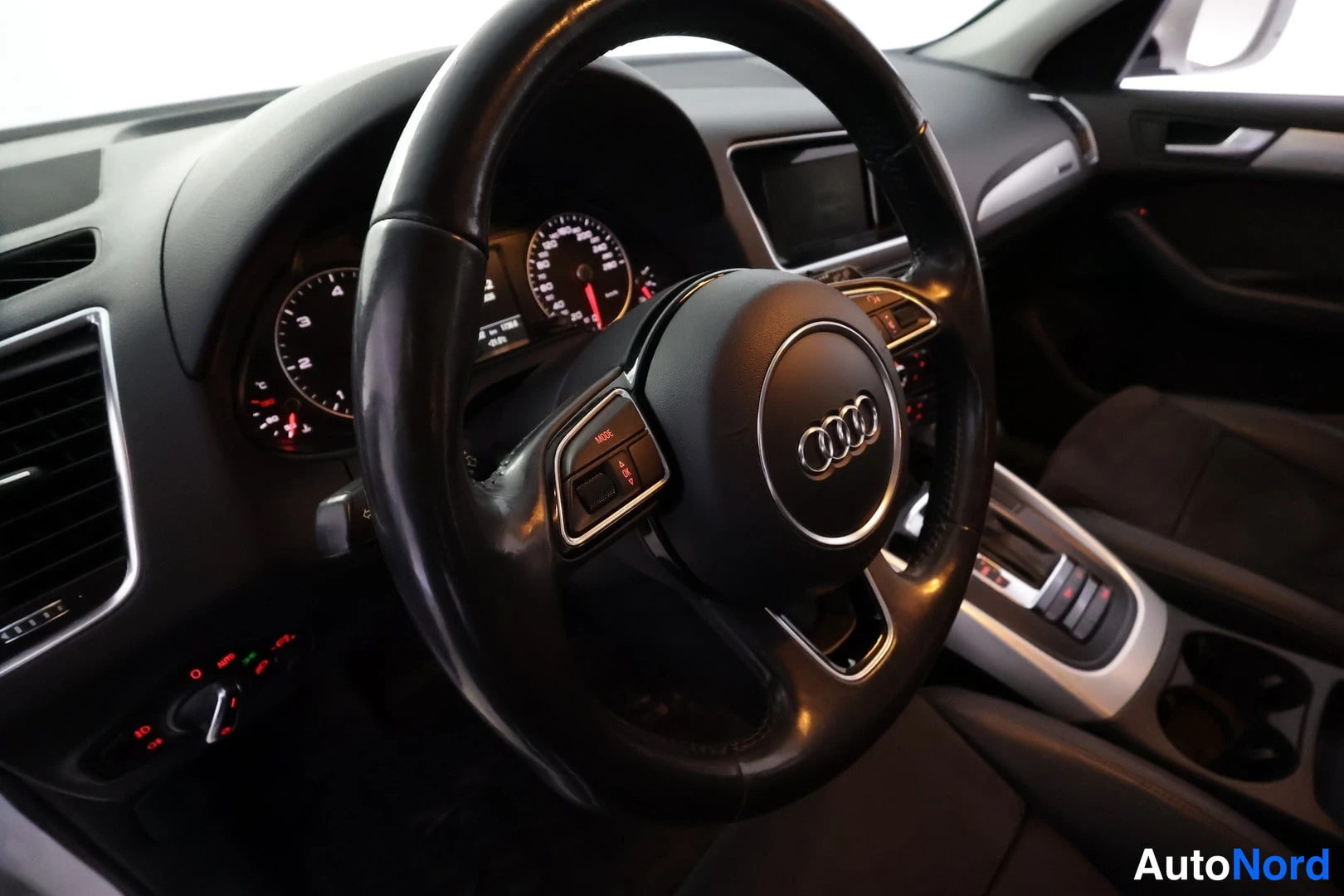 Valkoinen Audi Q5 2016, ohjaamo, kuva 14