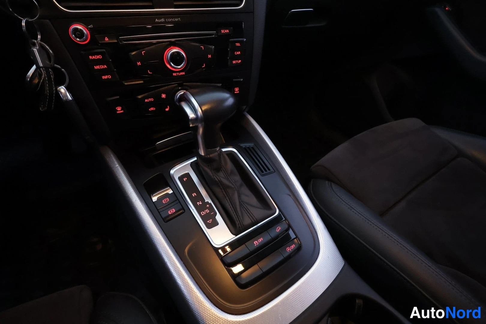 Valkoinen Audi Q5 2016, ohjaamo, kuva 15
