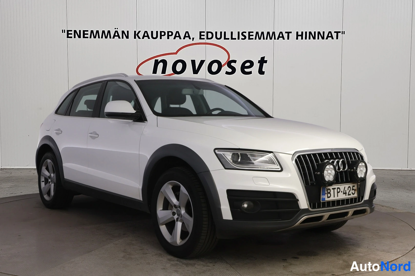 Valkoinen Audi Q5 2016, etuviisto, keula oikealle, kuva 2