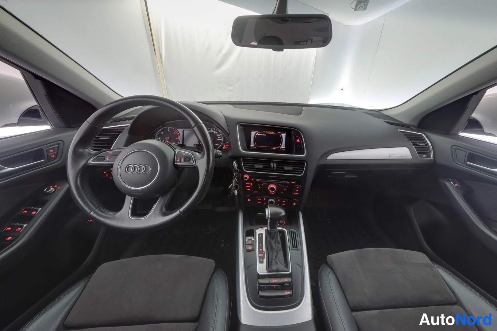Valkoinen Audi Q5 2016, ohjaamo, kuva 7