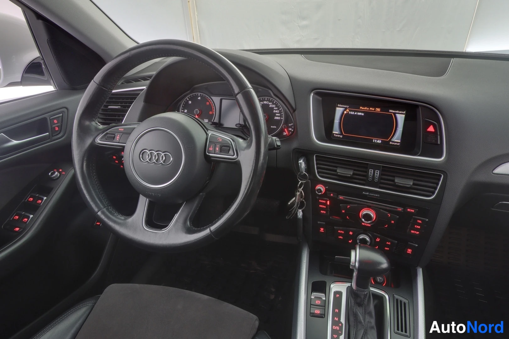 Valkoinen Audi Q5 2016, ohjaamo, kuva 8
