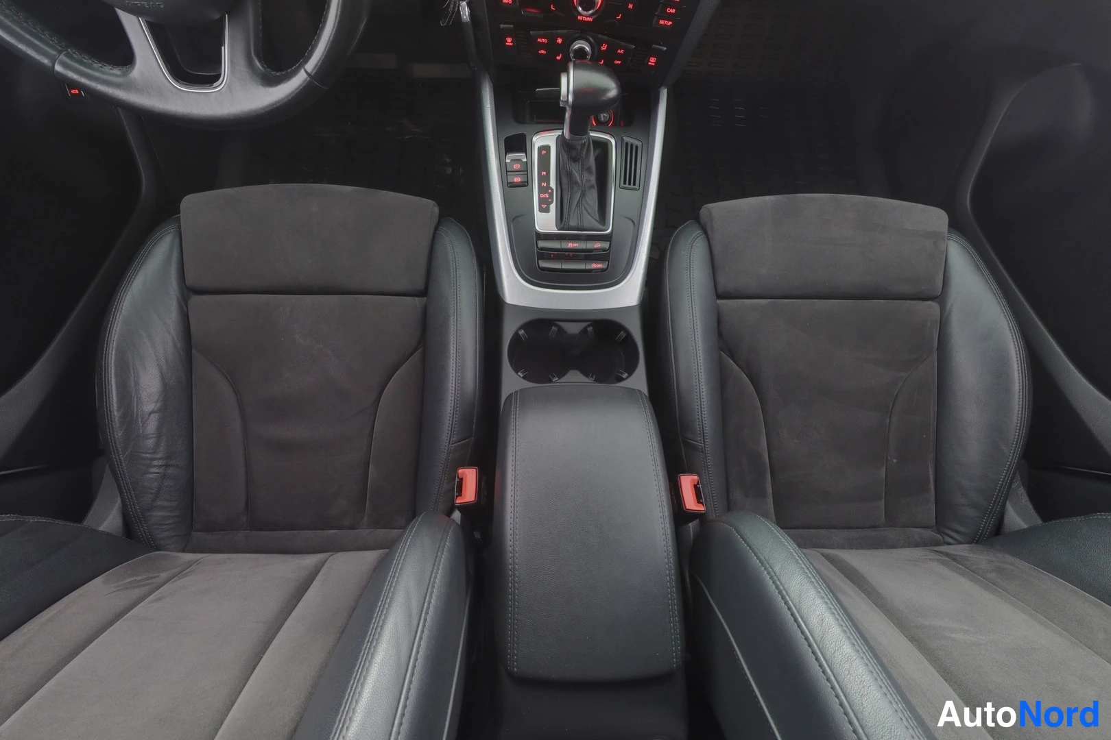 Valkoinen Audi Q5 2016, etuistuimet, kuva 16