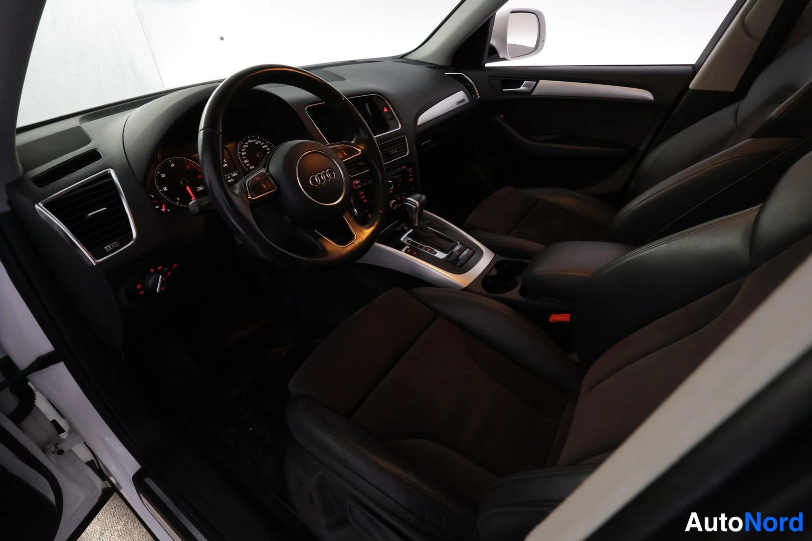 Valkoinen Audi Q5 2016, ohjaamo, kuva 9