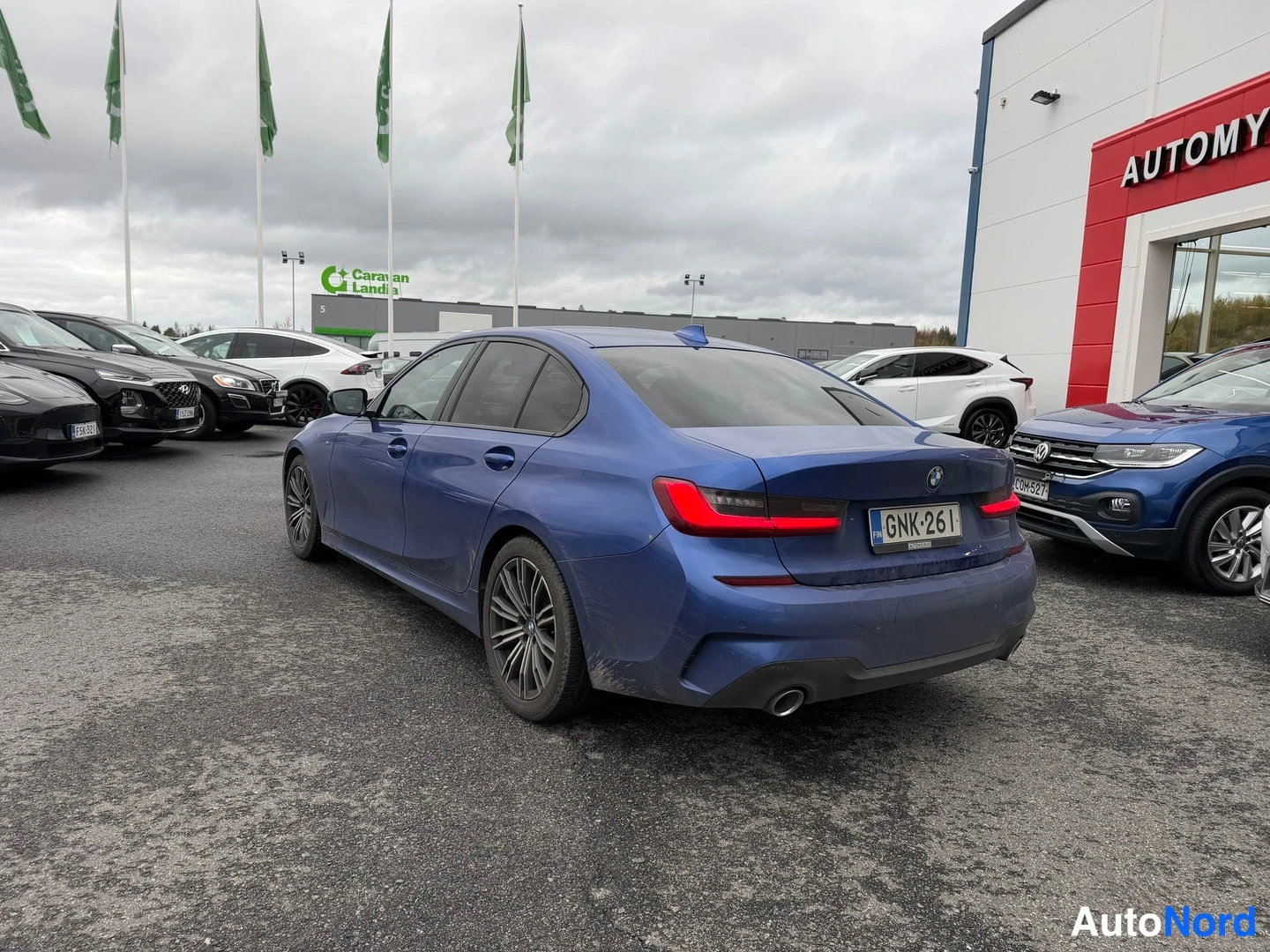 Sininen BMW 320d xDrive 2020, takaviisto, kuva 3